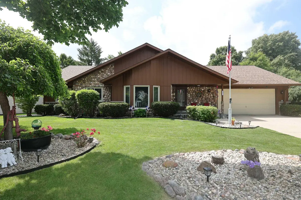 8035 W Bruss Ln, Franklin, WI 53132 - #1