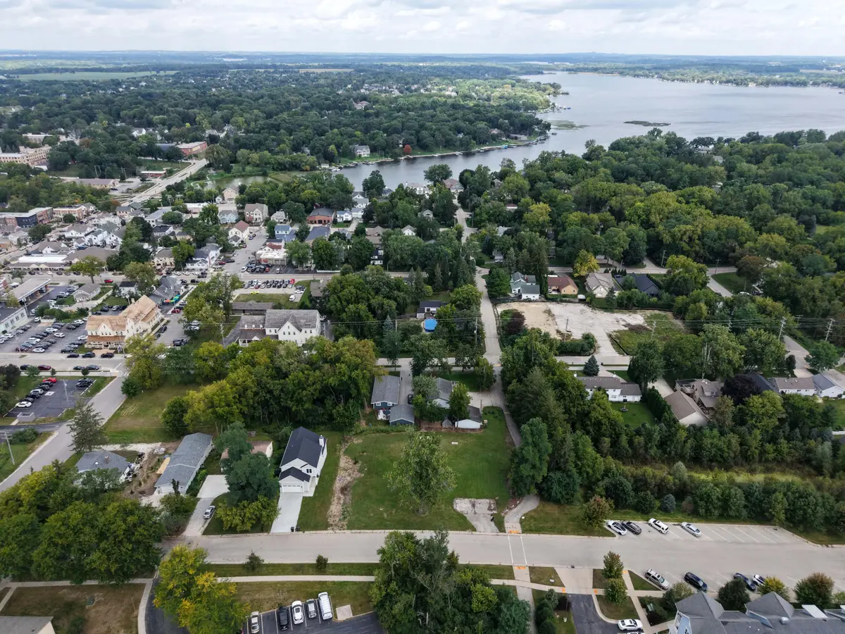 723 Division St, Delafield, WI 53018 - #1
