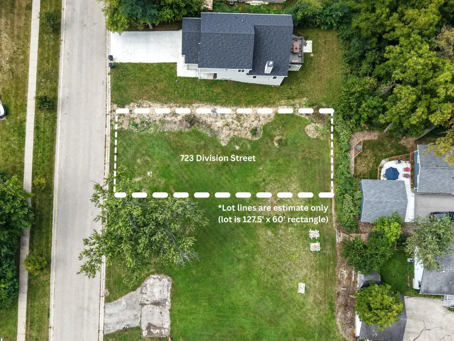 723 Division St, Delafield, WI 53018 - #3