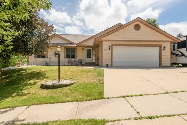 2605 Campfire Xing, Waukesha, WI 53189