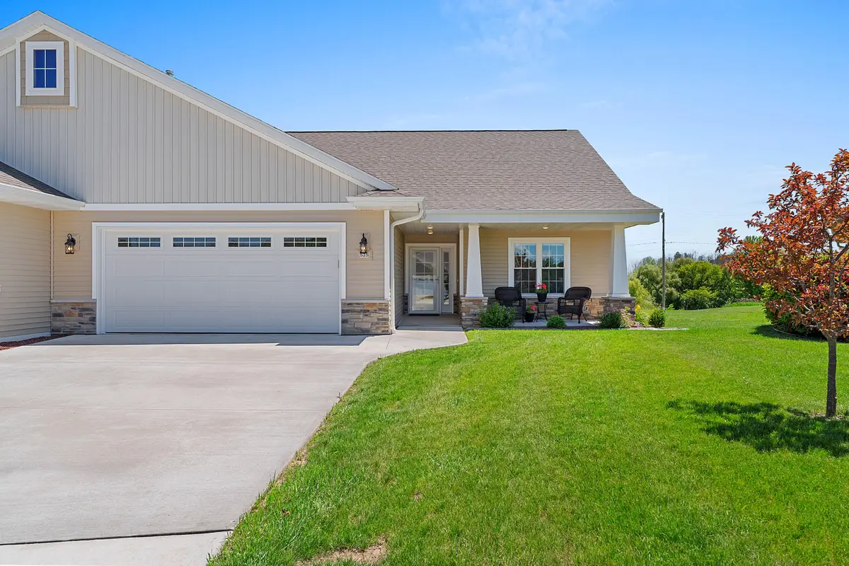 525 Mapleleaf Ct, Manitowoc, WI 54220 - #1