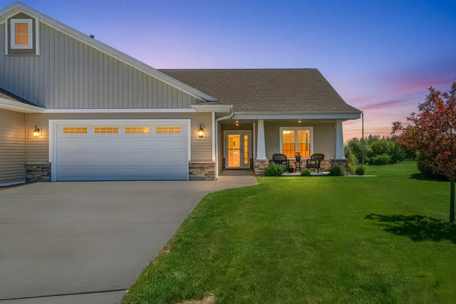 525 Mapleleaf Ct, Manitowoc, WI 54220 - #2