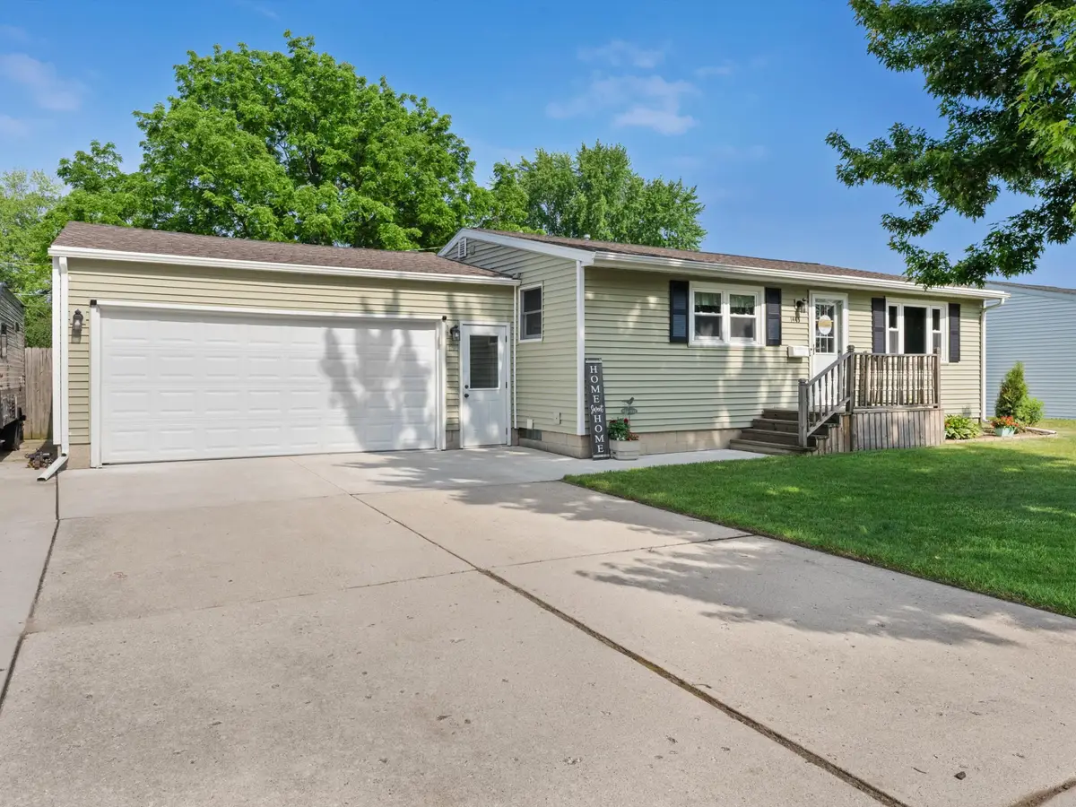 1445 Daisy Dr, Manitowoc, WI 54220 - #1