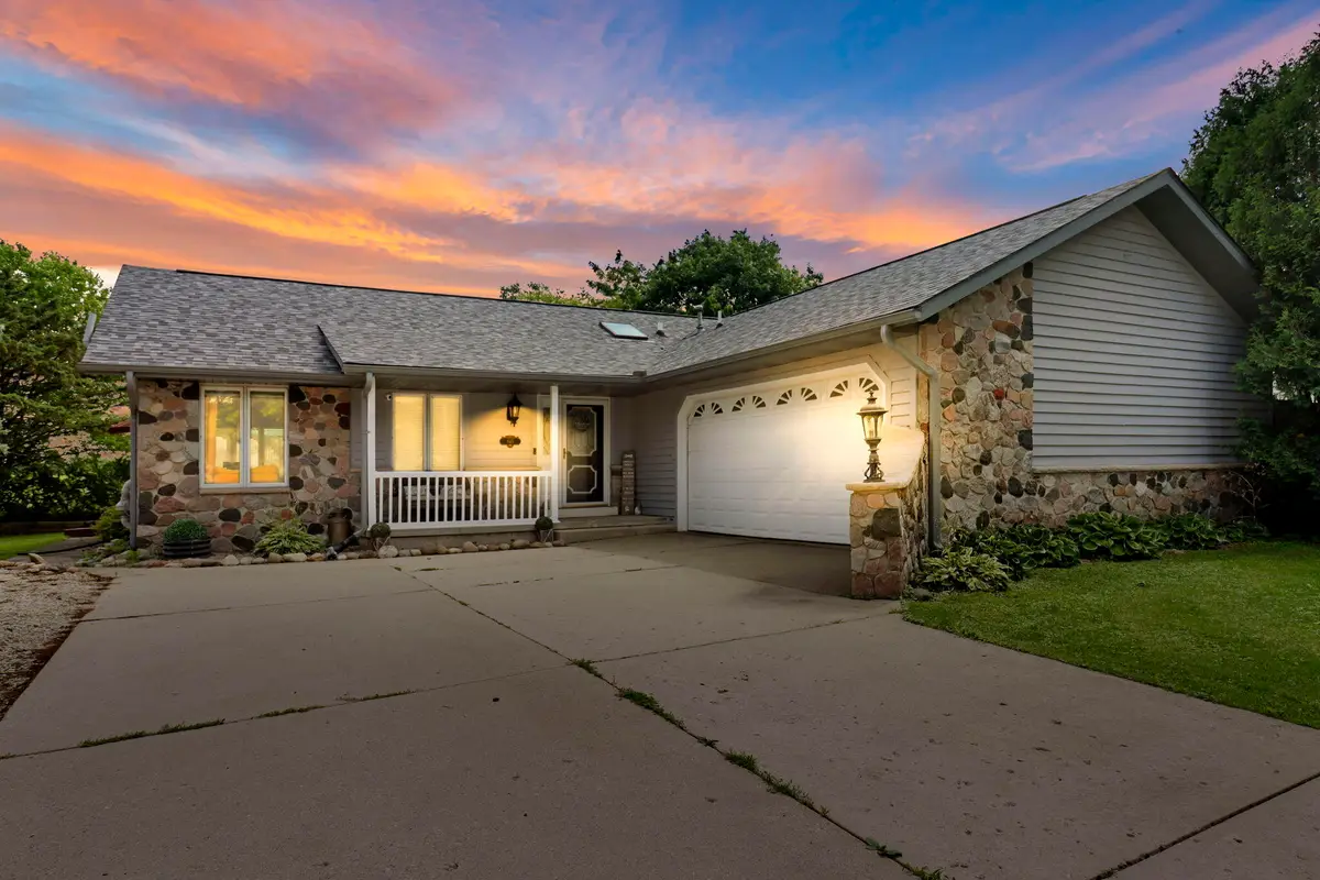 645 W Estate Ct, Elkhorn, WI 53121 - #1