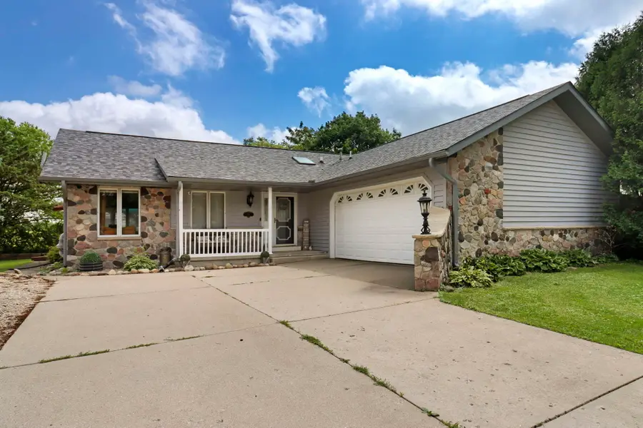 645 W Estate Ct, Elkhorn, WI 53121 - #2