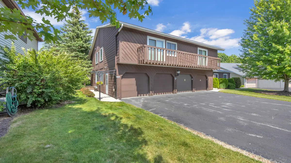 2412 Cross Creek Dr, Sheboygan, WI 53081 - #1