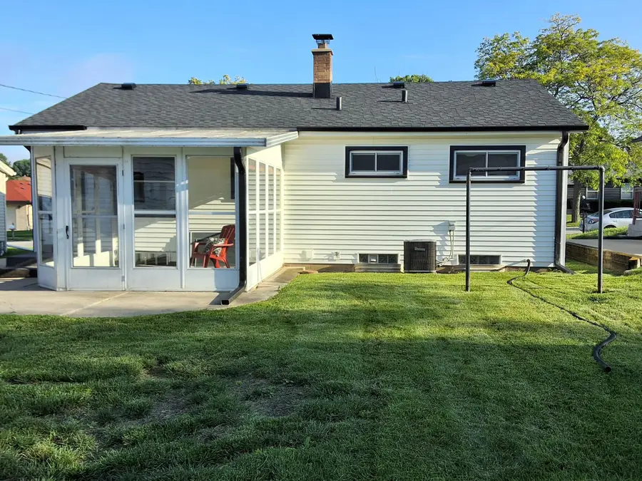708 Columbia Ave, South Milwaukee, WI 53172 - #3