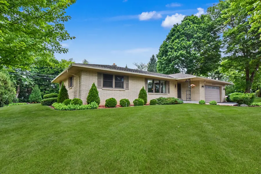 895 Copenhill Dr, Brookfield, WI 53186 - #3