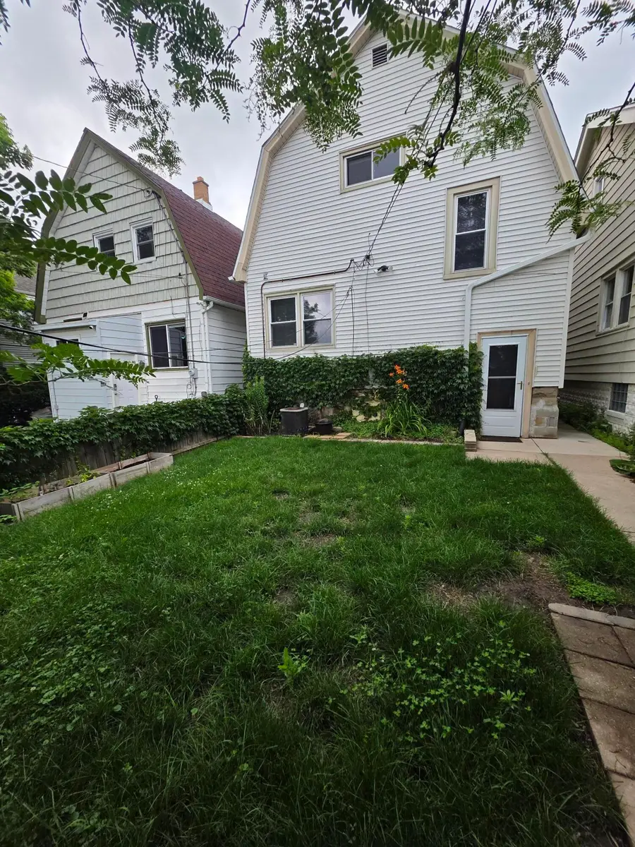 331 E Deer Pl, Milwaukee, WI 53207 - #2