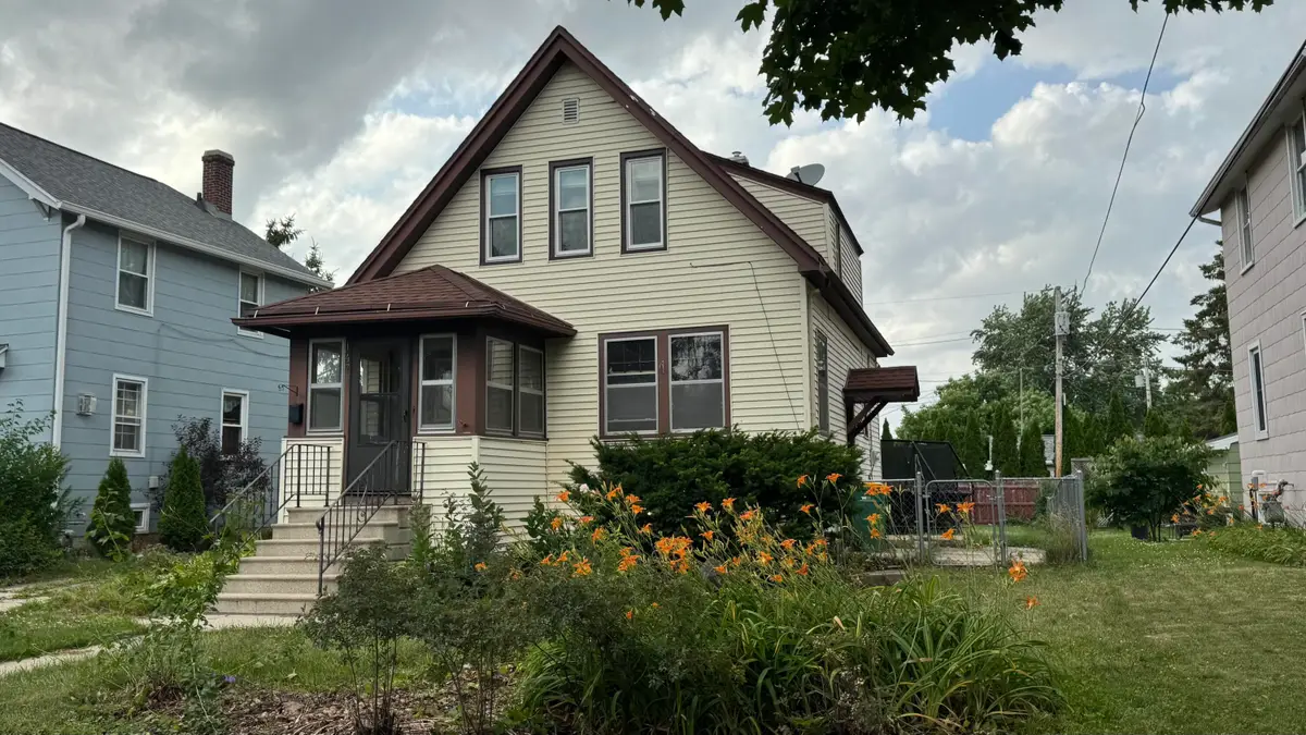 147 E Cotton St, Fond Du Lac, WI 54935 - #1