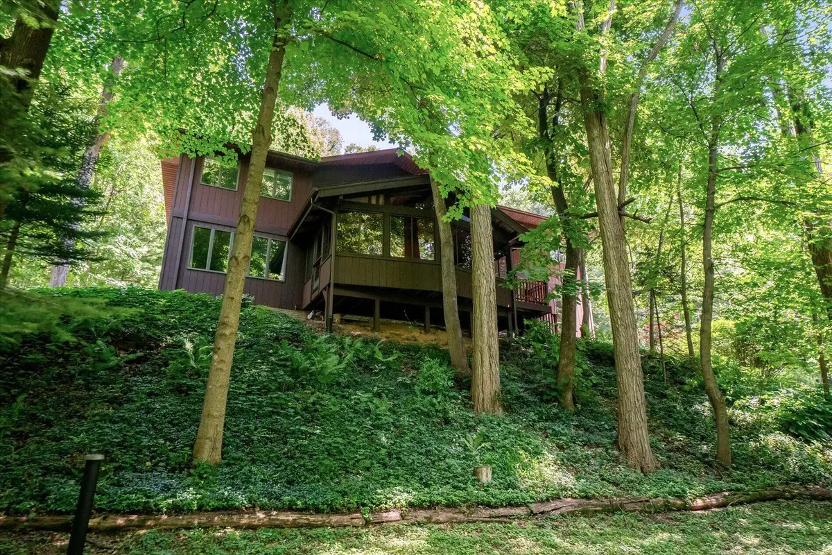 W5094 Highland Pl, Shelby, WI 54601 - #1