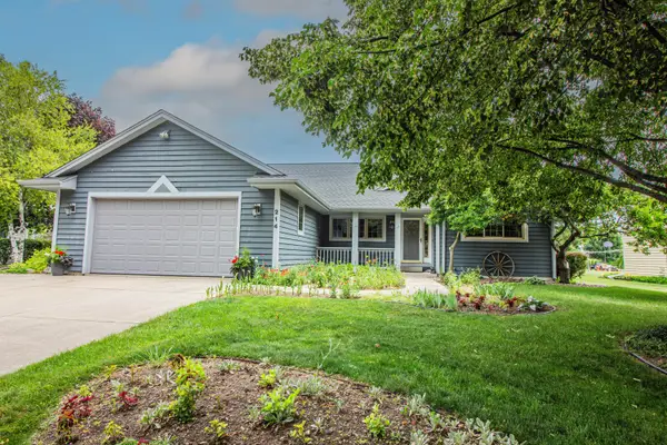 214 S Cottrell Dr, Saukville, WI 53080