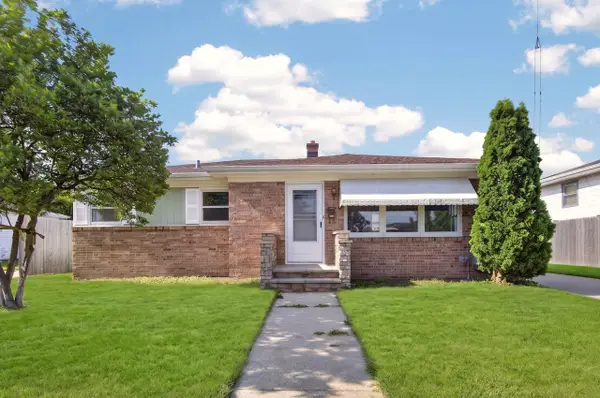 1008 Saxony Dr, Racine, WI 53402