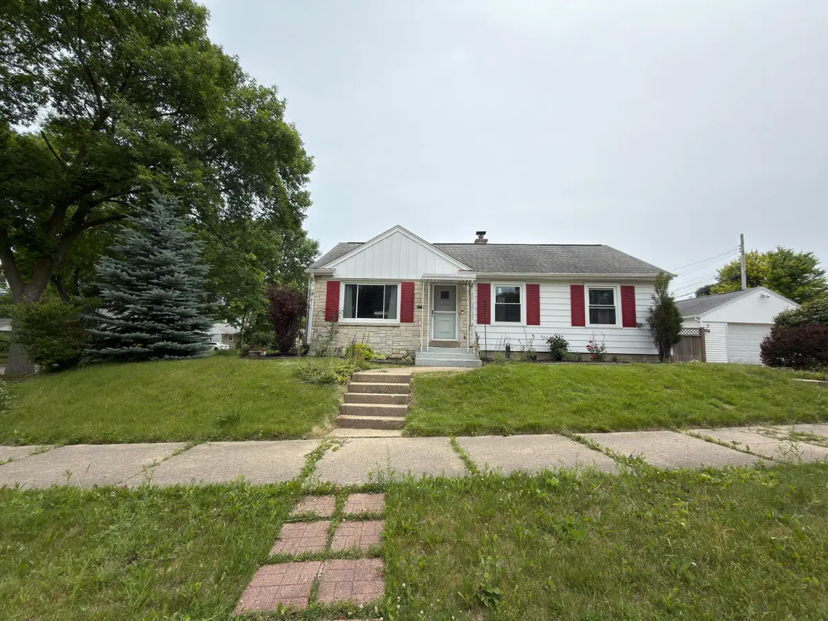 7501 W Vienna Ct, Milwaukee, WI 53216 - #1
