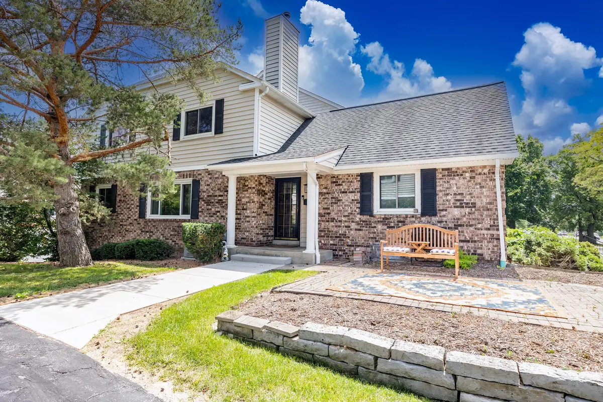 1118 Pilgrim Pkwy, Elm Grove, WI 53122 - #1