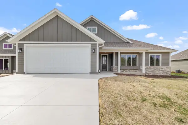 301 Fairway Meadows Ln, Sheboygan Falls, WI 53085