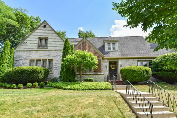 8525 Ravenswood Cir, Wauwatosa, WI 53226