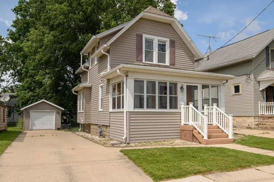 740 W College Ave, Waukesha, WI 53186 - #2
