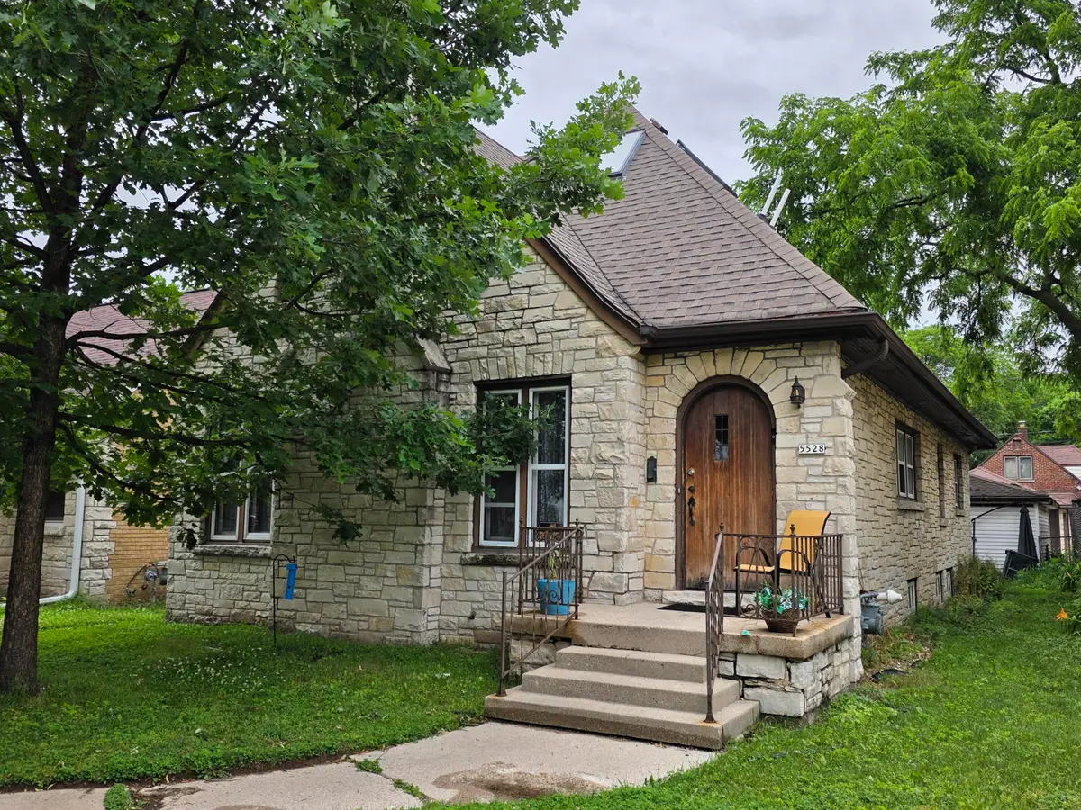 5528 W Auer Ave, Milwaukee, WI 53216 - #1