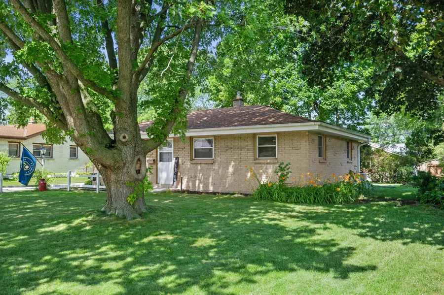 6830 W Plainfield Ave, Greenfield, WI 53220 - #3