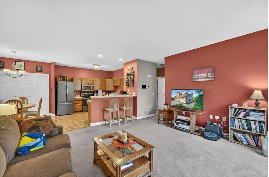 2224 W Vista Bella Dr, Oak Creek, WI 53154 - #2