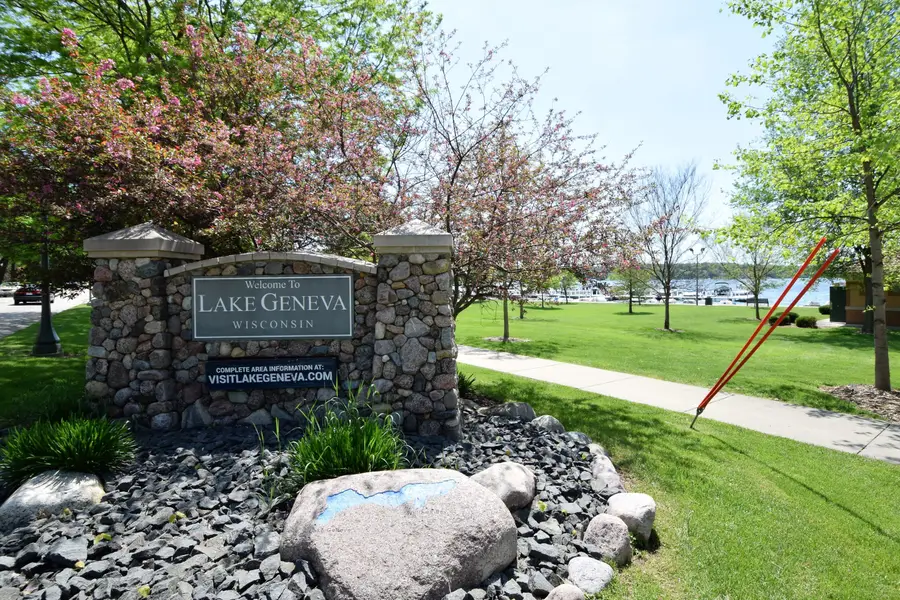 1075 S Lake Shore Dr, Lake Geneva, WI 53147 - #2