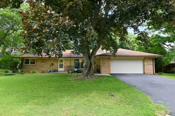 2400 W Apple Tree Rd, Glendale, WI 53209