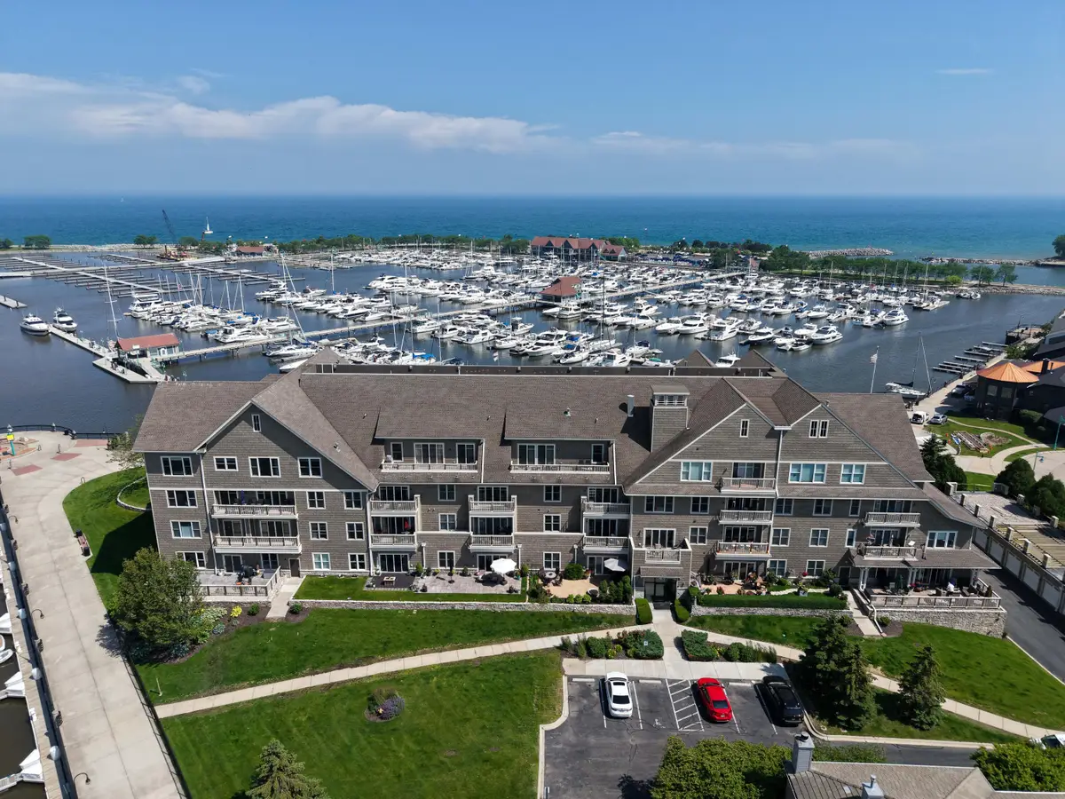 4 Gaslight Dr, Racine, WI 53403 - #1