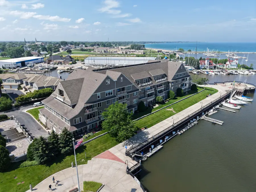 4 Gaslight Dr, Racine, WI 53403 - #2