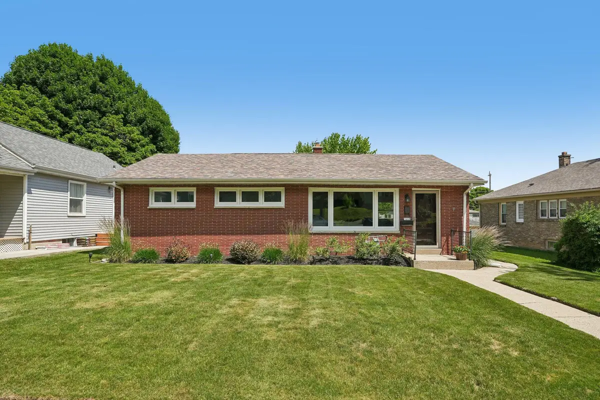 3648 E Whittaker Ave, Cudahy, WI 53110 - #1