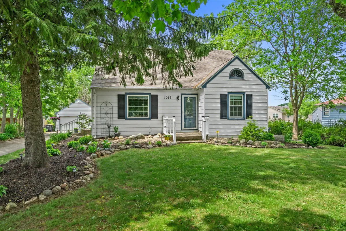 1016 Guthrie Rd, Waukesha, WI 53186 - #1