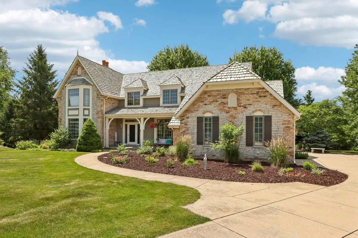 W288N3341 Lost Creek Ct, Delafield, WI 53072 - #1