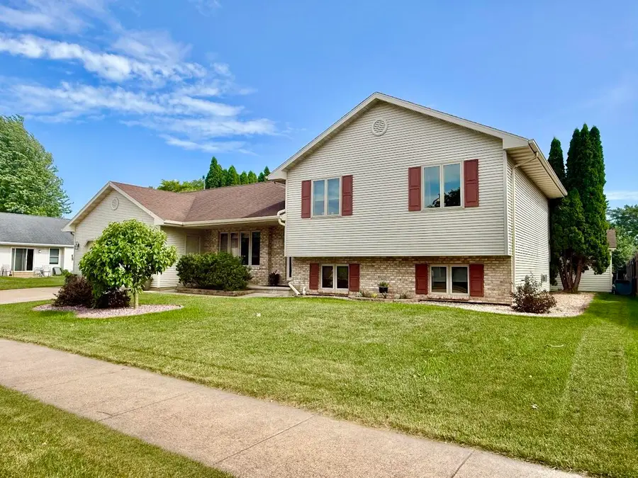 1035 Laager Ln, Oshkosh, WI 54902 - #2