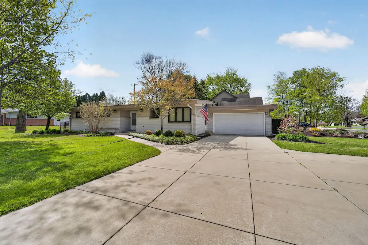 807 E Wahner Pl, Bayside, WI 53217 - #1