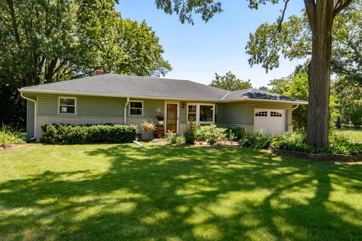 W155N5414 Balsam Dr, Menomonee Falls, WI 53051 - #1