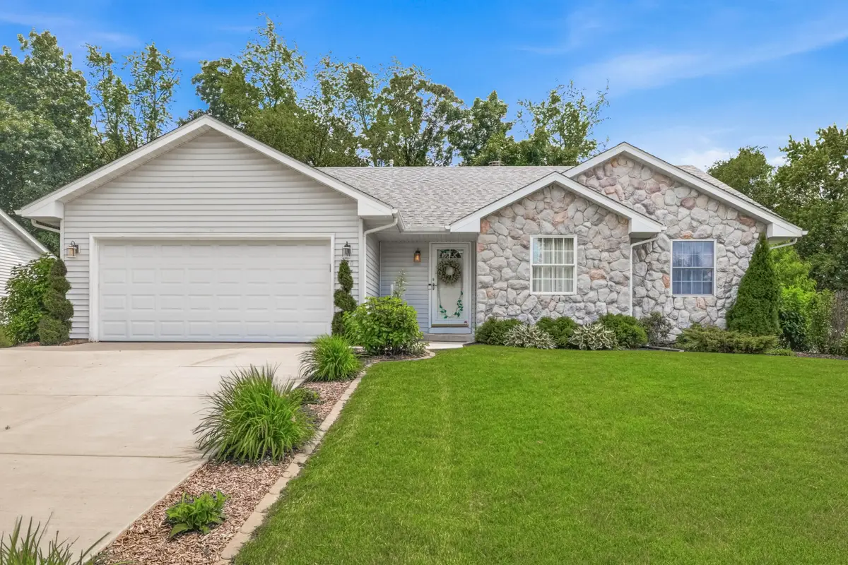 390 Garrison Dr, Lake Geneva, WI 53147 - #1