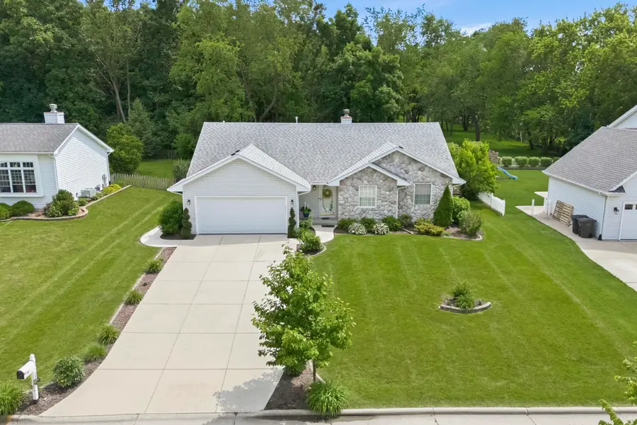 390 Garrison Dr, Lake Geneva, WI 53147 - #2