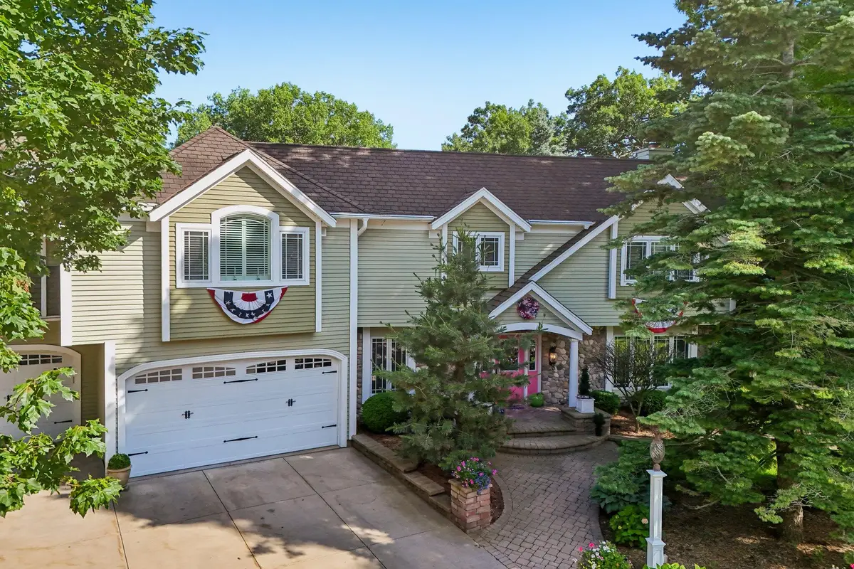 702 Glenwood Ct, Jefferson, WI 53549 - #1