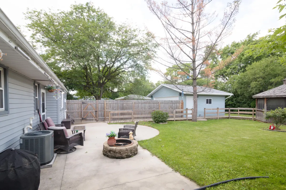N89W15242 Cleveland Ave, Menomonee Falls, WI 53051 - #1