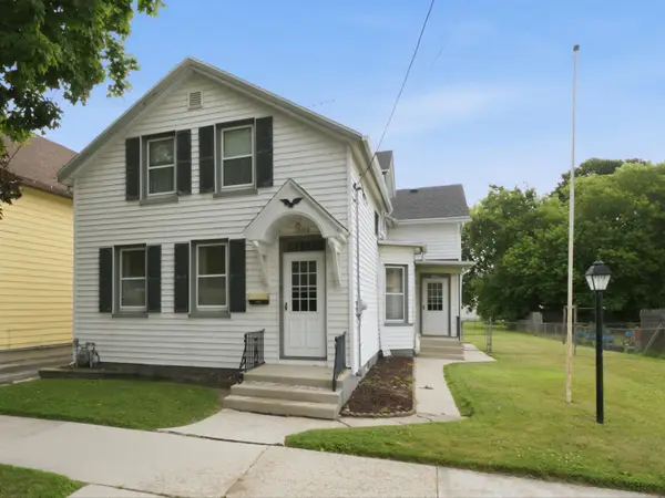 1209 S 11th St, Manitowoc, WI 54220