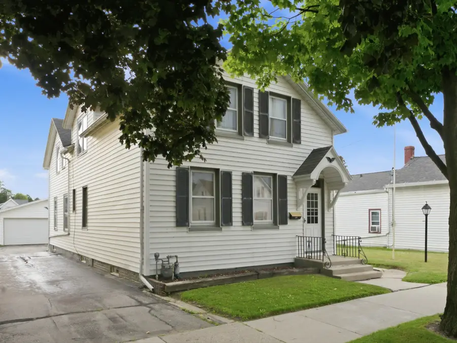 1209 S 11th St, Manitowoc, WI 54220 - #2