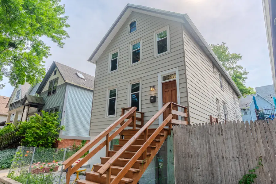 1755 N Franklin Pl, Milwaukee, WI 53202 - #3