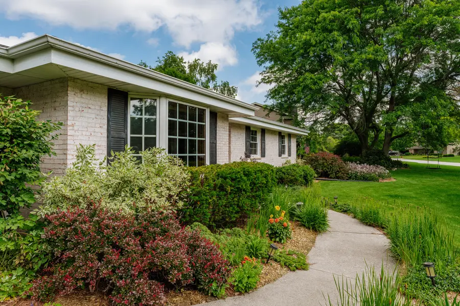 3815 Westwood Ct, Brookfield, WI 53005 - #2