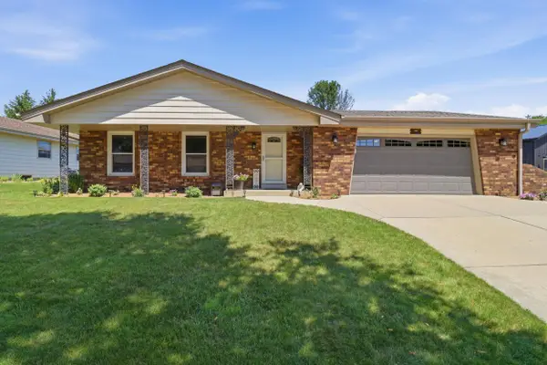 2220 E Hickory Dr, Oak Creek, WI 53154