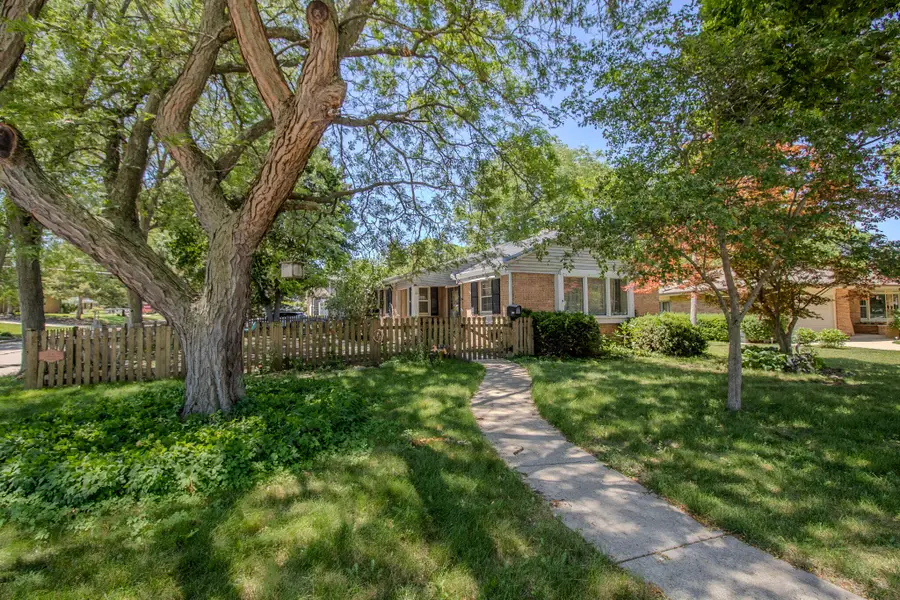 8146 W Raymond Ln, West Allis, WI 53219 - #2