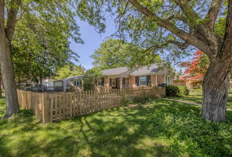 8146 W Raymond Ln, West Allis, WI 53219 - #3