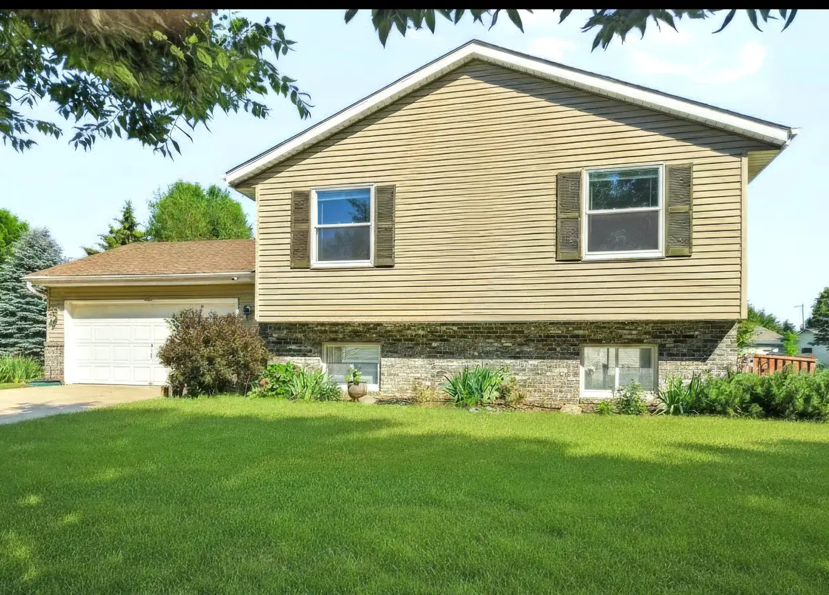 401 Idlewood Ave, West Bend, WI 53095 - #1