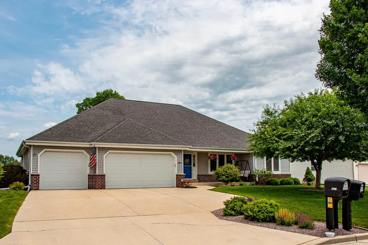 8160 S Lakeview Dr, Franklin, WI 53132 - #1