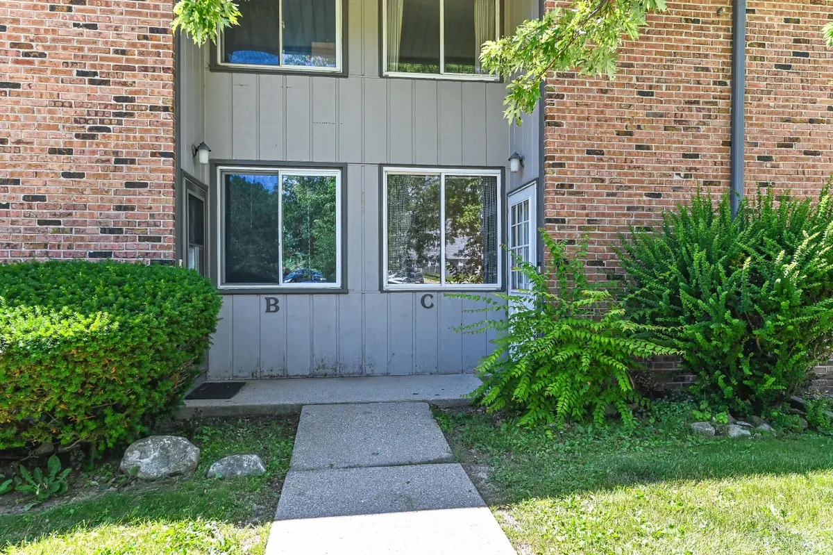 1522 Big Bend Rd, Waukesha, WI 53189 - #1