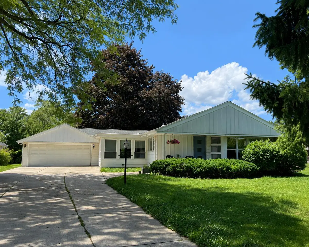 2945 Cottonwood Ct, Brookfield, WI 53005 - #1